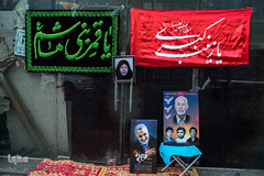 روضه‌های امسال با یاد شهدا پیوند خورد؛ برگزاری روضه خیابانی درب منزل شهید امیر ابراهیم و محمد ابراهیم