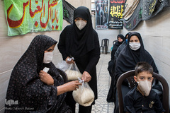 عزاداران در ادای نذورات خود سعی کردند به صورت بسته‌های خشک و با رعایت پروتکل‌های بهداشتی از میهمانان خود پذیرایی کنند
