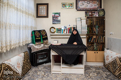 رقیه روحی، مسئول ٰهیئت بیت الزینب(س) است که ۳۵ سال سابقه فعالیت در زمینه‌های فرهنگی و مذهبی دارد. این هیئت که از سال ۷۲ مجوز داد، طرفداران زیادی دارد، اما خانم روحی به خاطر فاصله اجتماعی، عزاداران را در گروه‌های ده نفره به زینبیه‌اش دعوت می‌کند.
 رقیه روحی می‌گوید متأسفانه دراین روزهای کرونایی با تعداد کم درفضای باز بافاصله اجتماعی و ماسک برنامه‌های عزداری را برقرار کردیم