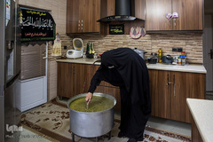 سعیده مشگی و همسرش سید جواد خناری‌نژاد، 10 سال است که در شب عاشورا آش نذری درست می‌کنند. آنها این نذر را برای حاجت روایی فرزند ارشدنشان از امام حسین(ع) ادا می‌کنند
