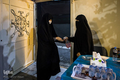 مراسم‌های عزاداری محرم امسال به علت شیوع ویروس کرونا حال و هوای دیگری به خود گرفته است. رعایت پروتکل های بهداشتی و فاصله گذاری در بیشتر مراسم‌ دیده می‌شود