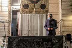 کرونا حسینیه‌ها را نزدیک کرد، آن قدر که تا داخل خانه‌ها کشیده شد. پرچم عزای حسین در هر خانه، آنجا را به تکیه حسینی تبدیل کرد
