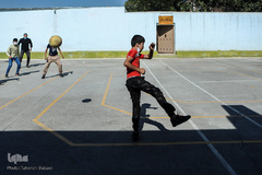 رقابت دو تیم فوتبال مدرسه صبح رویش/ معلم ها هم پای کارند.