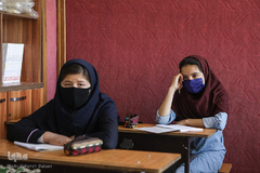 و چشم‌هایشان از سختی‌ها می‌گوید.