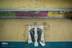 علائم فاصله گذاری در مدرسه صبح رویش برای رعایت پروتکل‌های بهداشتی میان دانش‌آموزان