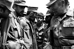 گل خاک شهیدان، حضور رهبر انقلاب در جبهه ها