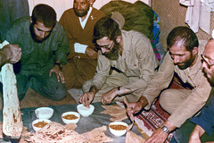 گل خاک شهیدان، حضور رهبر انقلاب در جبهه ها