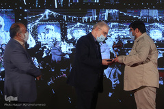 اهدای جایزه ویژه و نشان شانزدهمین جشنواره بین‌المللی فیلم مقاومت به سعید نمکی، وزیر بهداشت، درمان و آموزش پزشکی