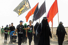 با زائرین پیاده روی اربعین حسینی