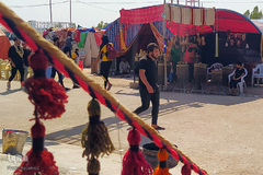 با زائرین پیاده روی اربعین حسینی