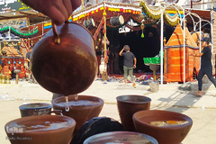 با زائرین پیاده روی اربعین حسینی