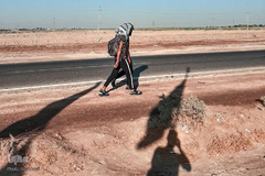 با زائرین پیاده روی اربعین حسینی