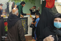 زائرین اربعین حسینی در حرم حضرت عباس(ع)
