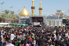 زائرین اربعین حسینی در حرم حضرت عباس(ع)