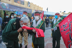 اهتزاز پرچم عزای اربعین در بین الحرمین شیراز