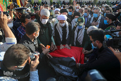 اهتزاز پرچم عزای اربعین در بین الحرمین شیراز