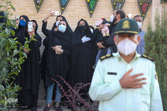 اهتزاز پرچم عزای اربعین در بین الحرمین شیراز