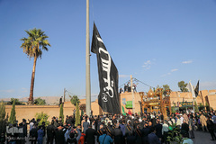 اهتزاز پرچم عزای اربعین در بین الحرمین شیراز