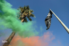 اهتزاز پرچم عزای اربعین در بین الحرمین شیراز