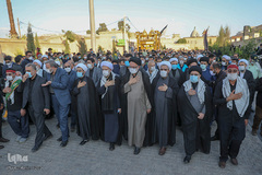 اهتزاز پرچم عزای اربعین در بین الحرمین شیراز