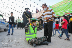 اهتزاز پرچم عزای اربعین در بین الحرمین شیراز