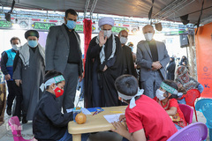 اهتزاز پرچم عزای اربعین در بین الحرمین شیراز