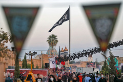 اهتزاز پرچم عزای اربعین در بین الحرمین شیراز