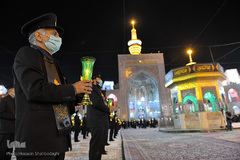 آیین شمع‌گردانی شب شهادت امام رضا (ع) در حرم مطهر رضوی