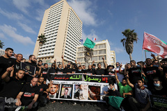 اجتماع اعتراضی جمعی از فلسطینیان به اهانت مسئولین فرانسوی به ساحت مقدس پیامبر گرامی اسلام(ص) مقابل سفارت فرانسه در تل آویو 