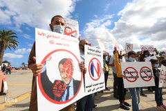 اعتراض مسلمانان لیبیایی در محکومیت اهانت مسئولین فرانسوی به ساحت نورانی پیامبر گرامی اسلام(ص) در طرابلس