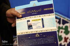 اهدای کارت خبرنگار افتخاری خبرگزاری قرآن به حجت‌الاسلام والمسلمین مهدی اخوان‌صباغ، رئیس سازمان دارالقرآن الکریم 