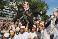 خشم و اعتراض مسلمانان در داکا، پایتخت بنگلادش علیه اهانت امانوئل ماکرون، رئیس جمهور فرانسه به ساحت مقدس پیامبر اکرم(ص)