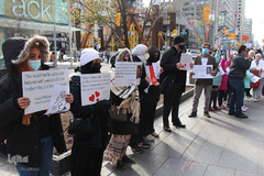 خشم و اعتراض مسلمانان ساکن تورنتو در کانادا علیه اهانت امانوئل ماکرون، رئیس جمهور فرانسه به ساحت مقدس پیامبر اکرم(ص)