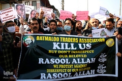 خشم و اعتراض مسلمانان درشهر «سرینگر» جامو و کشمیر، علیه اهانت امانوئل ماکرون، رئیس جمهور فرانسه به ساحت مقدس پیامبر اکرم(ص)