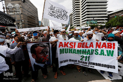 خشم و اعتراض مسلمانان در جاکارتا، پایتخت اندونزی علیه اهانت امانوئل ماکرون، رئیس جمهور فرانسه به ساحت مقدس پیامبر اکرم(ص)