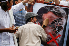 خشم و اعتراض مسلمانان در جاکارتا، پایتخت اندونزی علیه اهانت امانوئل ماکرون، رئیس جمهور فرانسه به ساحت مقدس پیامبر اکرم(ص)