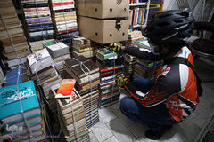 یک مشتری بدنبال کتاب مورد علاقه خود در پاساژ بازار کتاب ایران