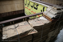 خاک خوردن بسته های کتب چاپ شده در راهروهای بازار کتاب ایران