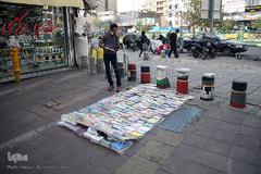 عرضه کتاب توسط دستفروشان در بازار کتاب میدان انقلاب