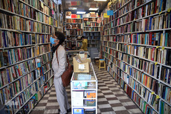 یک کتابفروشی در بازار کتاب میدان انقلاب