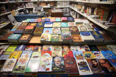 یک کتابفروشی در بازار کتاب میدان انقلاب