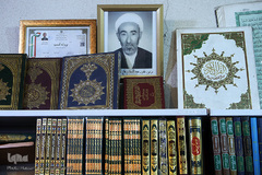 تصویر اجداد یکی از کتابفروشان میدان انقلاب در واحد صنفی خود