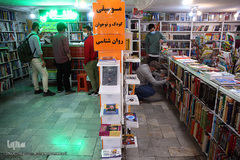 کتابفروشی عرضه کتب علمی و دانشگاهی در بازار کتاب میدان انقلاب
