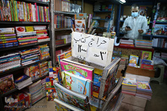 یک واحد صنفی فروش کتاب، کتب کودک خود را به حراج گذاشته است.