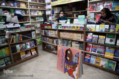 رعایت پروتکل های بهداشتی و فاصله گذاری اجتماعی توسط فروشندگان کتاب در بازار کتاب میدان انقلاب