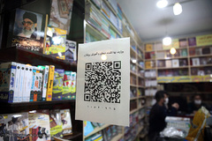 نصب اعلان پروانه بهداشتی ناشرین کتاب بر روی شیشه واحد صنفی خود