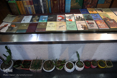 یک کتابفروشی در بازار کتاب میدان انقلاب