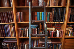 انتشارات «ثالث» در بازار کتاب خیابان کریم خان زند