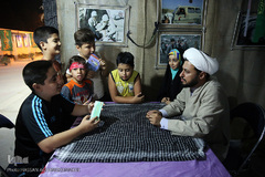 روحانی بسیجی در غرفه پاسخ به شبهات اعتقادی و سیاسی نمایشگاه دفاع مقدس 