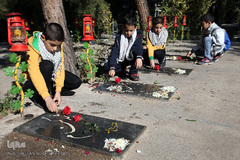 ادای احترام نوجوانان بسیجی به مقام والای شهدای گمنام در بهشت زهرای تهران